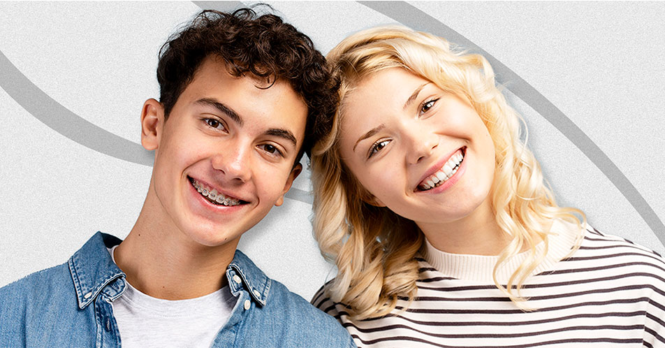 Lado a lado um sorriso com Invisalign e um sorriso com aparelho ortodôntico convencional.
